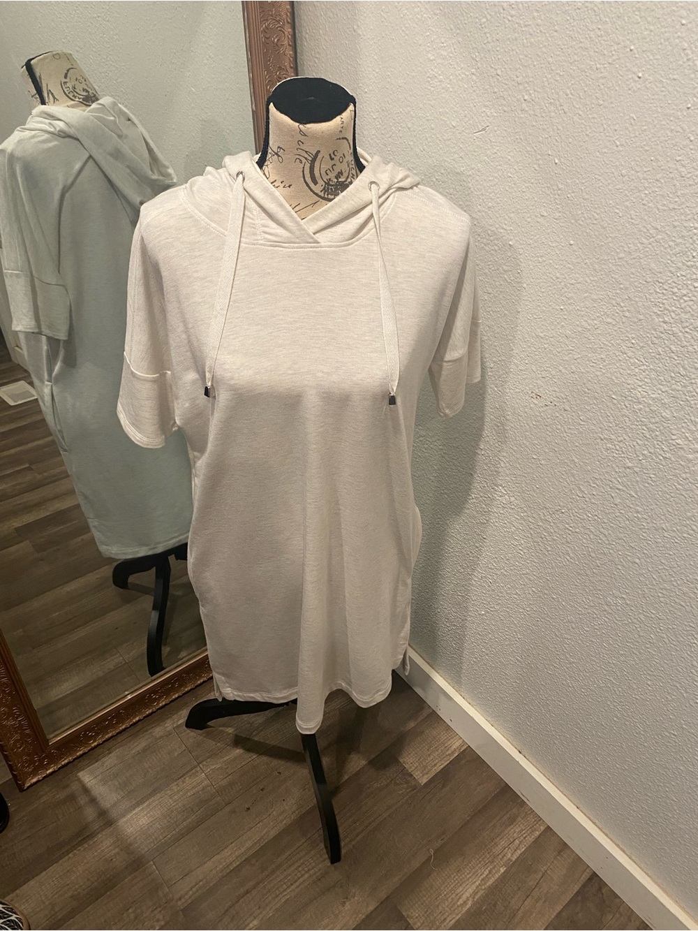 Cable & Gauge White Hooded T-Shirt Dress with Graphic Insole - Picture 2 of 4